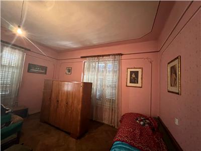 Apartament ultracentral etajul 1 cu 2 camere 86 mpu si pivnita