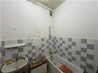 Apartament ultracentral etajul 1 cu 2 camere 86 mpu si pivnita