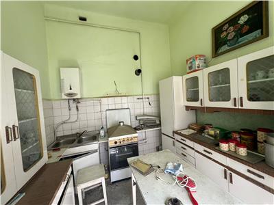 Apartament ultracentral etajul 1 cu 2 camere 86 mpu si pivnita