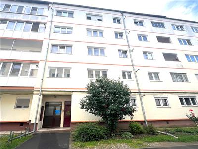 Apartament cu 3 camere 2 bai balcon pivnita in zona Ciresica