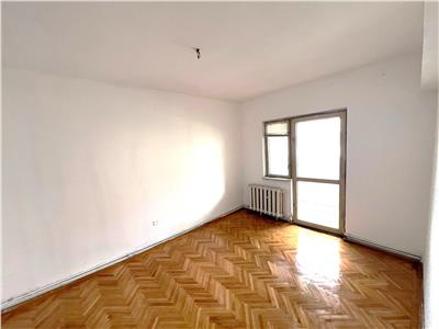 Apartament cu 3 camere 2 bai balcon pivnita in zona Ciresica