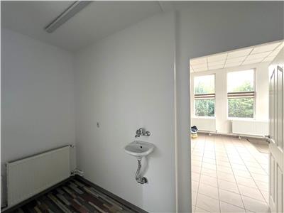 Spatiu comercial cu parcare pretabil salon infrumusetare zona centrala