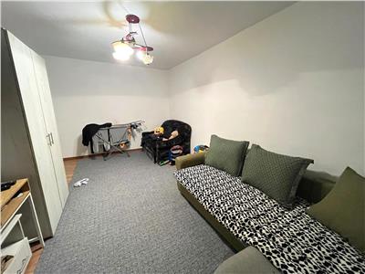 Apartament 3 camere decomandat si pivnita zona Vasile Aaron