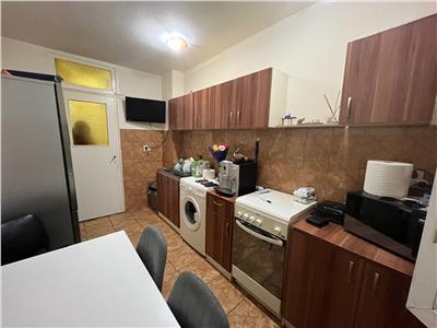 Apartament 3 camere decomandat si pivnita zona Vasile Aaron