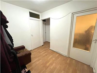 Apartament 3 camere decomandat si pivnita zona Vasile Aaron