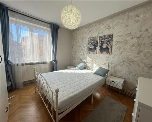 Apartament modern 3 camere si balcon zona Centrala