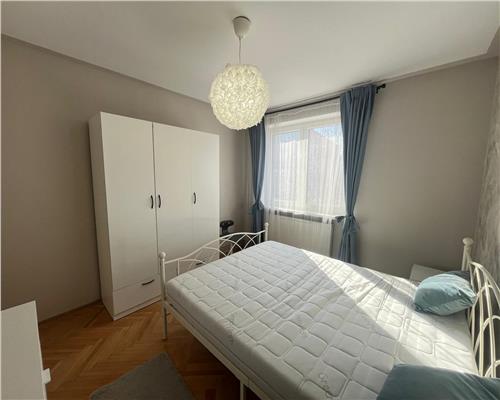 Apartament modern 3 camere si balcon zona Centrala