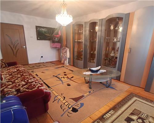 Apartament decomandat cu 4 camere 2 bai si pivnita in zona Centrala