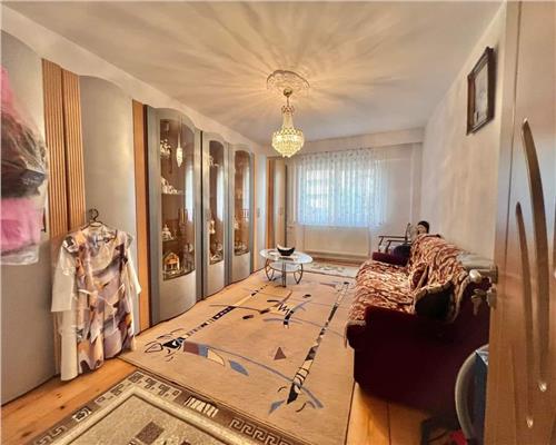 Apartament decomandat cu 4 camere 2 bai si pivnita in zona Centrala