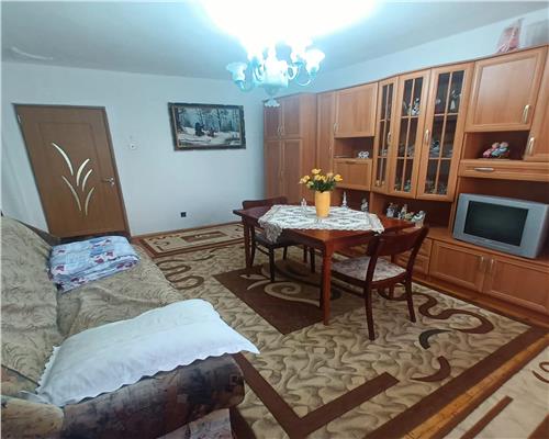 Apartament decomandat cu 4 camere 2 bai si pivnita in zona Centrala