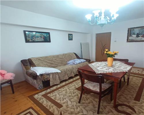 Apartament decomandat cu 4 camere 2 bai si pivnita in zona Centrala