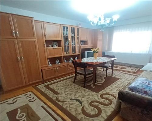 Apartament decomandat cu 4 camere 2 bai si pivnita in zona Centrala