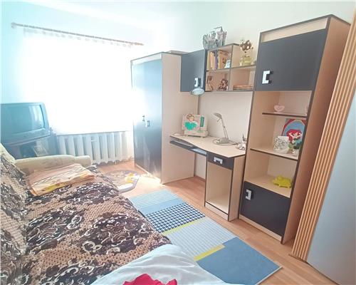 Apartament decomandat cu 4 camere 2 bai si pivnita in zona Centrala