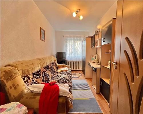 Apartament decomandat cu 4 camere 2 bai si pivnita in zona Centrala