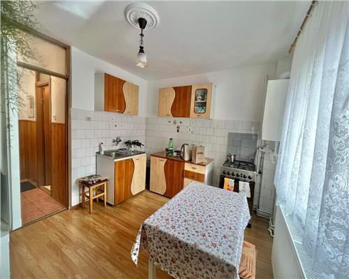 Apartament decomandat cu 4 camere 2 bai si pivnita in zona Centrala