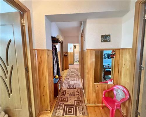 Apartament decomandat cu 4 camere 2 bai si pivnita in zona Centrala