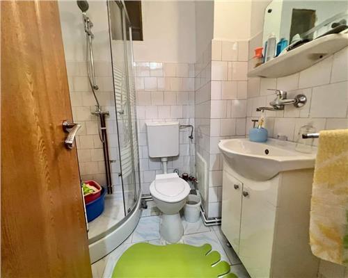 Apartament decomandat cu 4 camere 2 bai si pivnita in zona Centrala