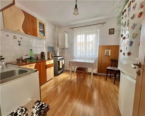 Apartament decomandat cu 4 camere 2 bai si pivnita in zona Centrala