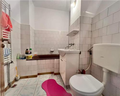 Apartament decomandat cu 4 camere 2 bai si pivnita in zona Centrala