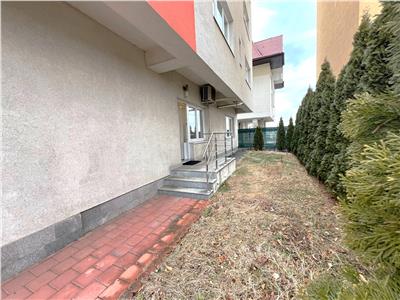 Apartament modern 60 mp cu parcare si curte 50 mp zona Sub Arini