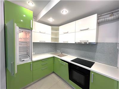 Apartament modern 60 mp cu parcare si curte 50 mp zona Sub Arini