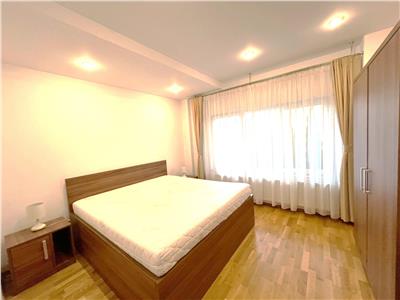 Apartament modern 60 mp cu parcare si curte 50 mp zona Sub Arini