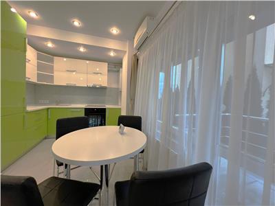 Apartament modern 60 mp cu parcare si curte 50 mp zona Sub Arini