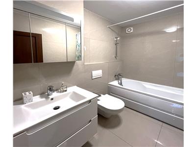 Apartament modern 60 mp cu parcare si curte 50 mp zona Sub Arini