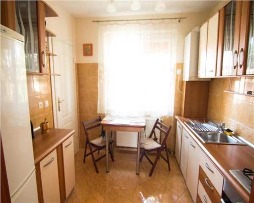 Apartament 3 camere decomandat cu balcon zona Vasile Aaron