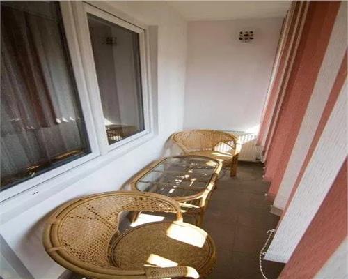 Apartament 3 camere decomandat cu balcon zona Vasile Aaron