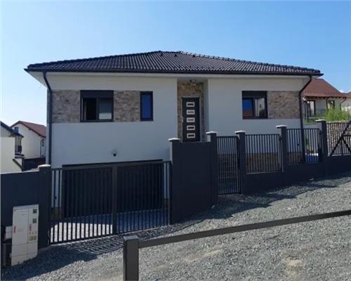 Casa cu 4 camere 2 bai si 490 mp teren in zona Selimbar