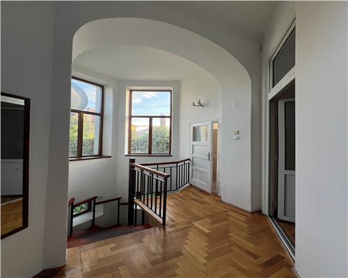 Apartament cu 3 camere 2 bai si garaj zona Premium