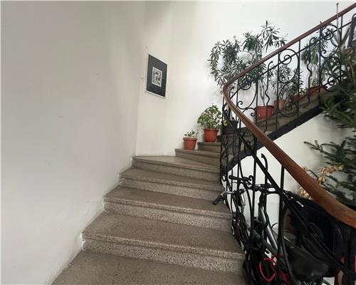 2 apartamente in regim hotelier 5 camere 3 bai Str 9 Mai